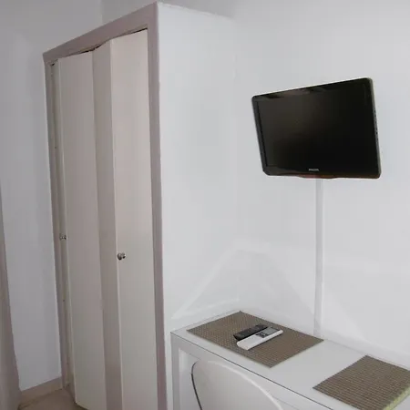 Au Tropico Hotell 2*