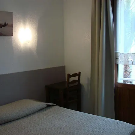 Au Tropico Hotell 2*